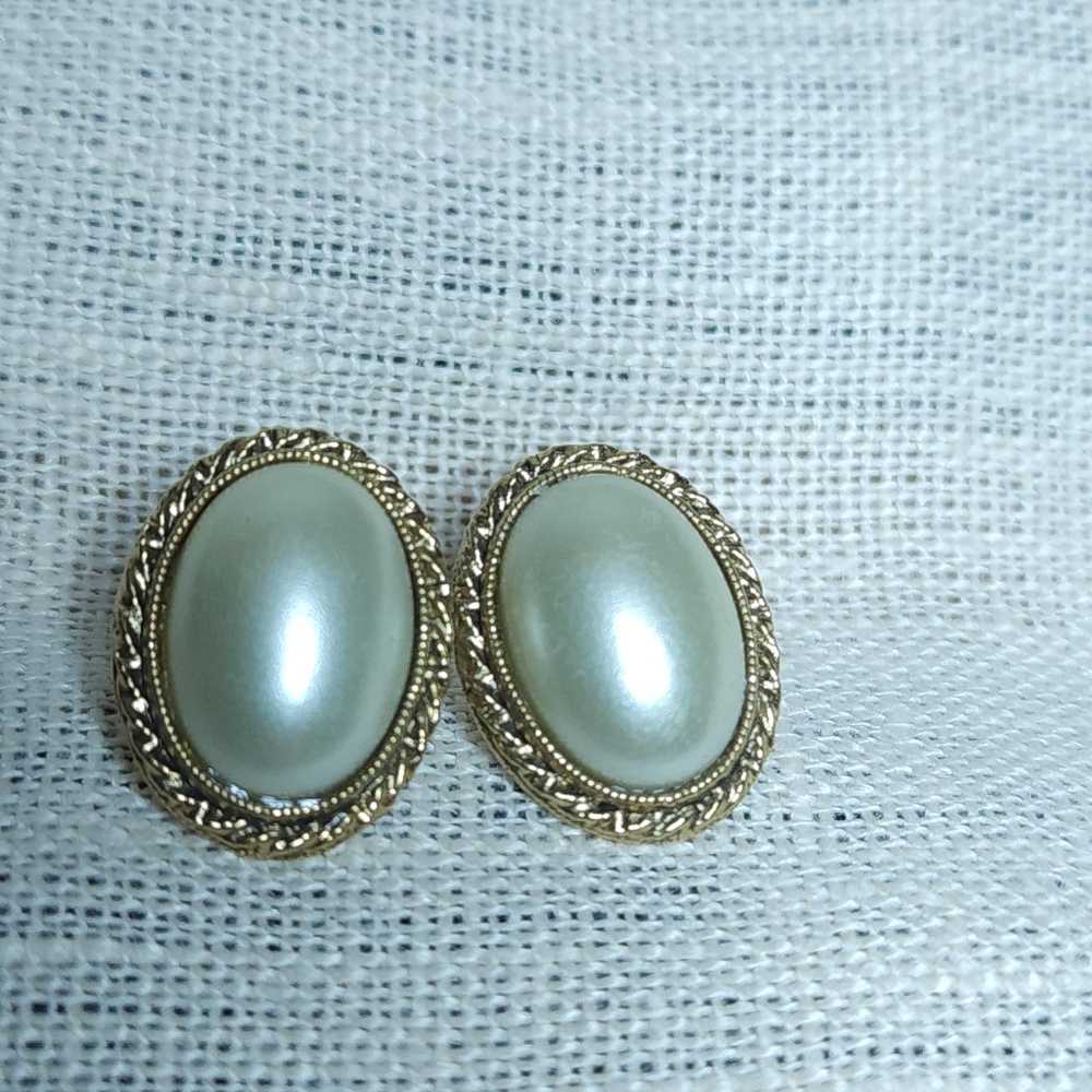 Vintage Pearl Oval Earrings Cabochon Pierced Post Gold Tone 1"